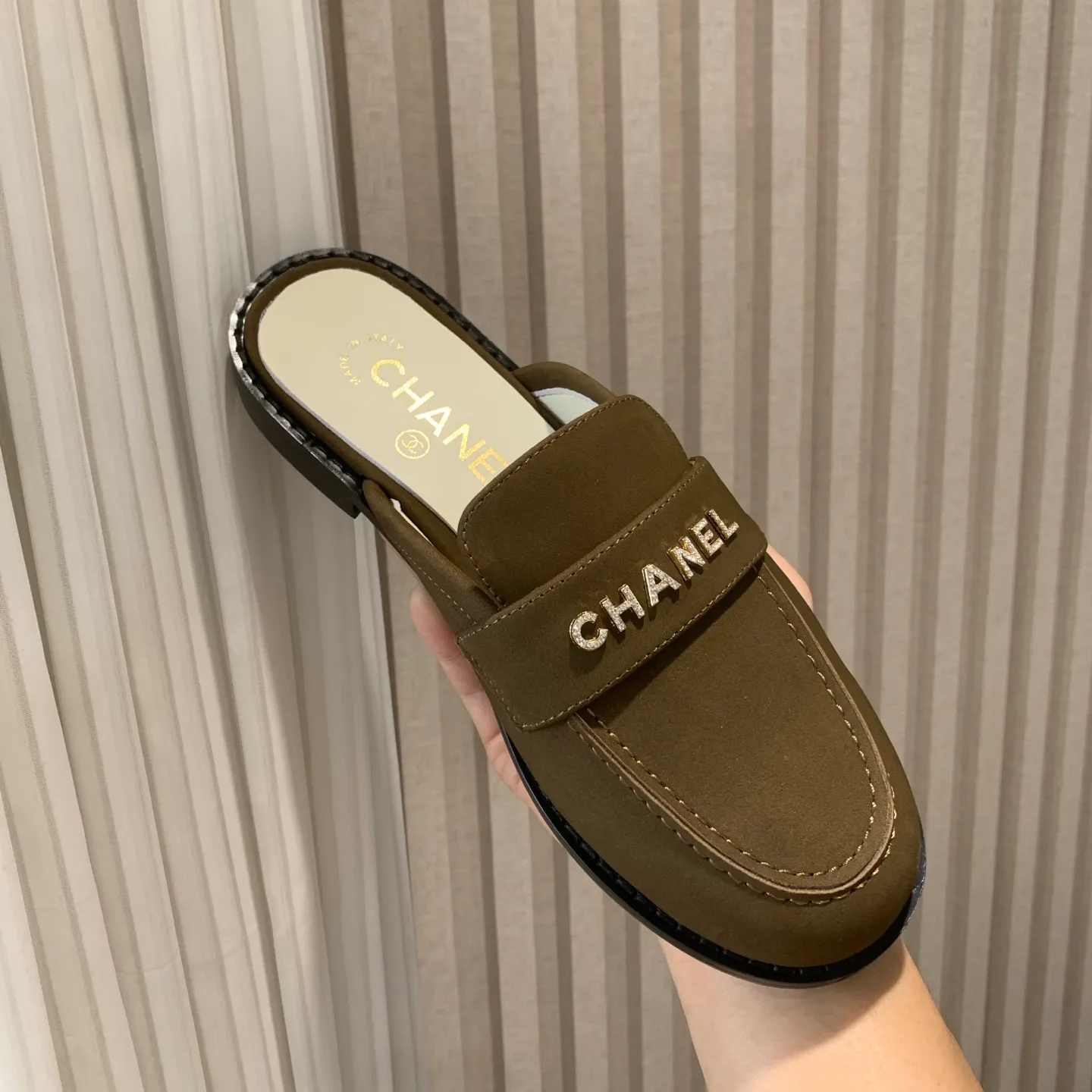 👟👟Ex-factory price 600👟👟 🍀2025 spring and summer new Chanel Chanel small diamond buckle monogram Loaf lazy half-slippers, which can be worn all year round. No matter when you wear them, they are very high-end and durable. You can attract attention when shopping on the street! Easily travel between commuting and leisure occasions, becoming a carefree fashionable and elegant woman ~ Upper: cowhide/butter Lining: lambskin Sole: Italian genuine leather outsole Size: 35-39 (40/41 customized, non-refundable and non-exchangeable